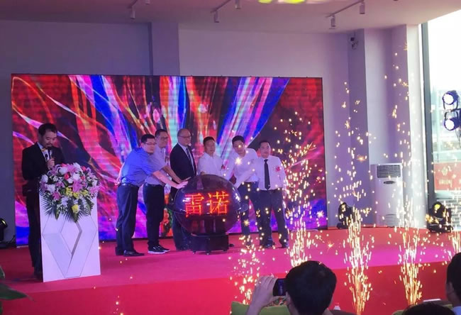 綿陽新華東風雷諾4S店盛大開業(yè)4.jpg 綿陽新華東風雷諾4S店盛大開業(yè)4.jpg